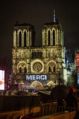 2024. december 7-én nyitották újra egy nagyszabású ceremónia keretében. Az épület harangjai a tűz után először egy hónappal korábban, november 8-án csendültek fel. Az eredeti öntvényeket megőrizték, így a harangok hangja ma is ugyanaz, mint évszázadokkal ezelőtt, visszaidézve a székesegyház régi dicsőségét. 
