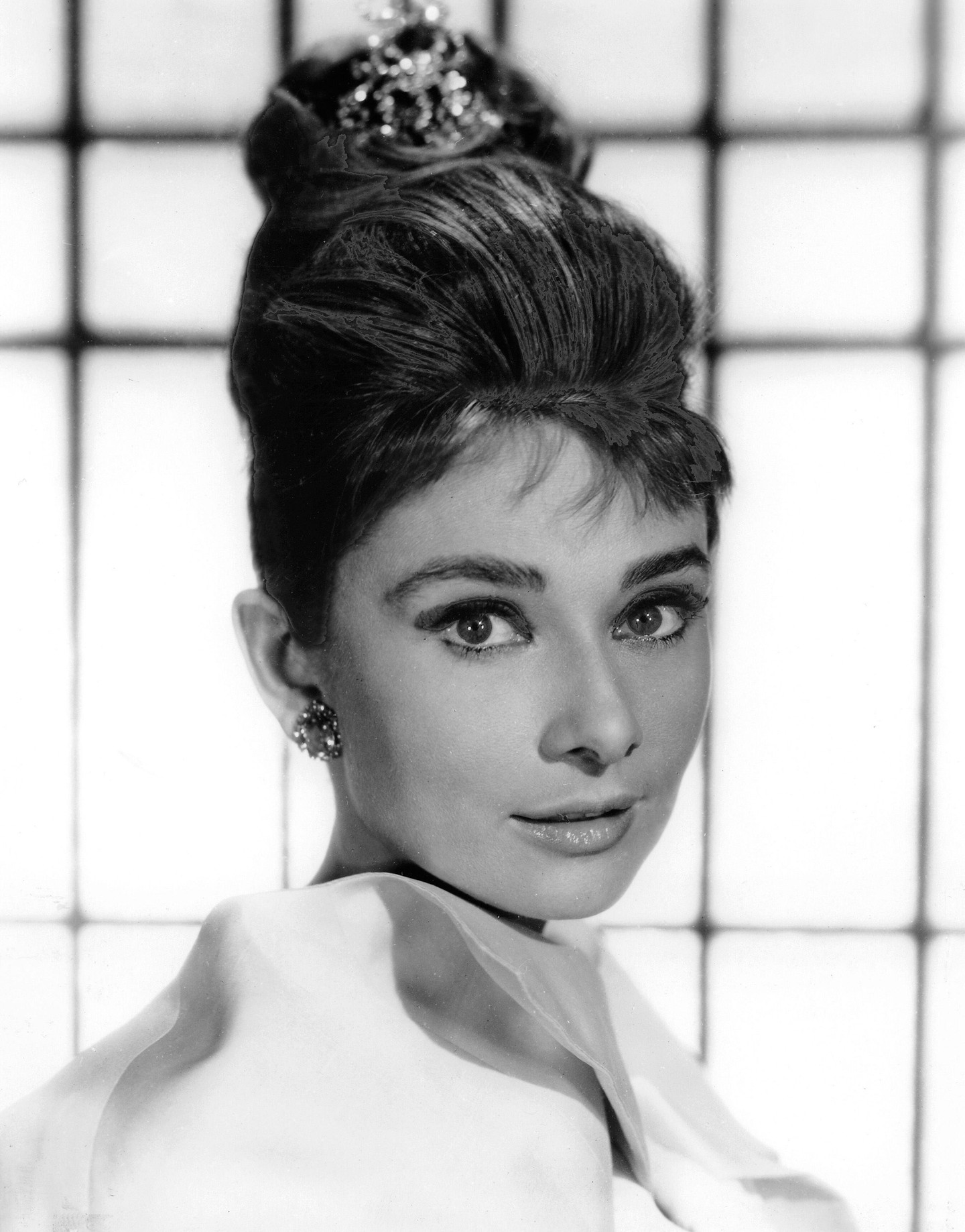 Vízöntő - Audrey Hepburn - Audrey Hepburn ugyan az örök elegancia ikonja, de ne tévesszen meg a kis fekete ruha  – benne mindig ott bujkált a Vízöntő aszcendens zsenialitása. Az 1953-es Római vakáció című filmben látott fodrász jelenetben, amikor Hepburn karaktere lázadásként pixie frizurára vált, nem csak trükköt láthattunk: a színésznő valóban bevállalta az őszinte reakció kedvéért a fazont. Ann hercegnő karakterére jellemző különcség pedig kifejezetten a Vízöntő aszcendenssel hozható párhuzamba: nem feltétlenül követik a trendeket, inkább ők csinálják azokat. A vágás lehet szögletes, aszimmetrikus, vagy épp buzz cut – egy biztos: unalmas soha. Cikkcakk választékok, space bunok, fura, de működő hajékszerek – számukra a haj nem más, mint egy kísérleti labor. És ha nem érted elsőre? Sebaj, idővel úgyis rájössz…
