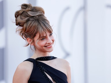 Palvin Barbara élete legmerészebb dekoltázsú kosztümjében hódít Párizsban