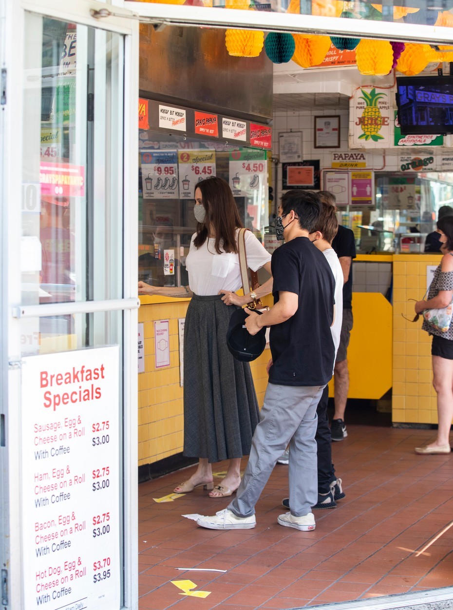 Angelina Jolie is kipróbálta a nyár legnagyobb nadrágtrendjét