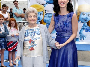 Katy Perry laza nagymamájával a hupikék szőnyegen