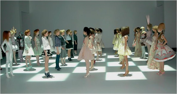 Az It's Only a Game (Ez csak játék) névre keresztelt 2005. tavasz-nyári kollekció bemutatójának fináléjában sakktáblán lépkedtek a modellek.