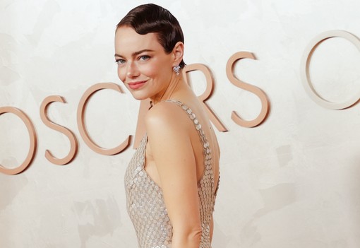Emma Stone a világ legegyszerűbb ruhájában bizonyította be az Oscaron: a kevesebb több