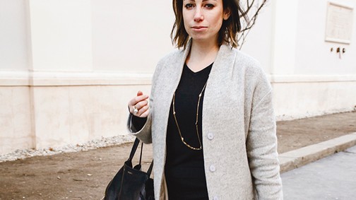 Saját tervezésű kabátban a divattervező