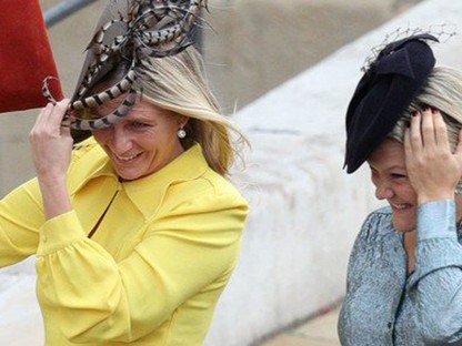 Csak úgy repkednek a kalapok: Eugénia hercegnő esküvőjén minden vendég a széllel küzd 