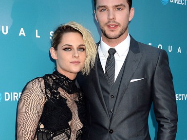 Kristen Stewart áttetsző ruhában a vörös szőnyegen