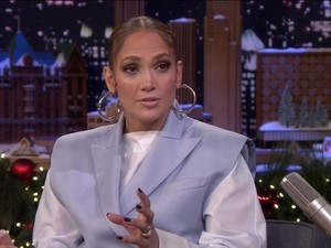 Felülről szigorú, de alulról NAGYON szexi Jennifer Lopez ruhája
