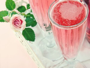 A rose gold haj után itt van a rozéfröccs hajszín