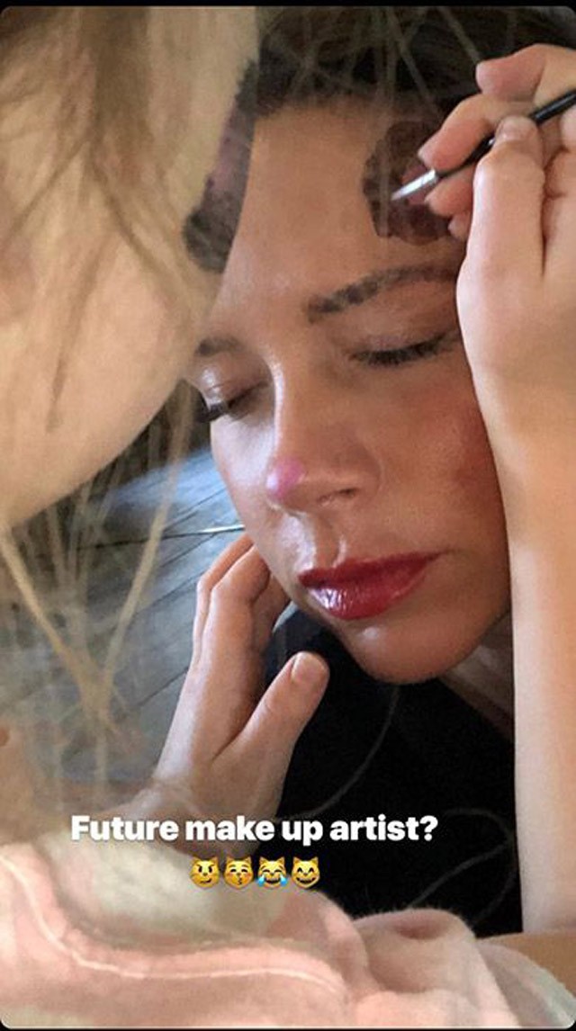 Harper Beckham kisminkelte szüleit