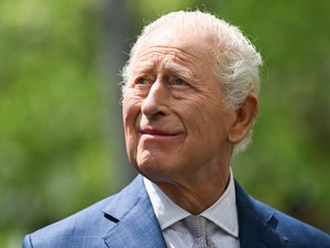 Károly királyt elképesztő dologgal vádolta meg Diana hercegné testvére, az uralkodó nyilvánosan reagált rá