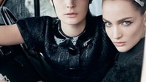 Hiányos öltözetű lányok a Louis Vuitton kifutóján