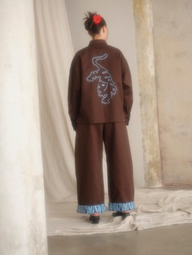 A magyar designer márka TORA kollekciójában a japán ihletésű virágmotívumok, a merész színek és a karakteres szabásvonalak kerülnek előtérbe