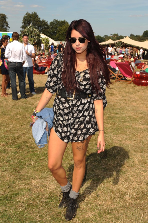 Hosszú, vörös haj és virágos szett a V fesztiválon 2009-ben.