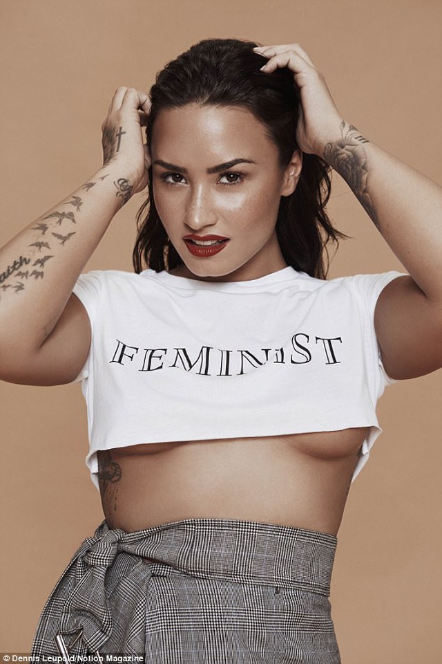 Demi Lovato feminista pólóban mutogatja a melleit