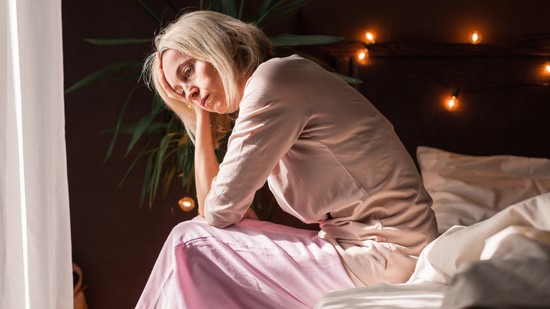 Az elalvás leggyakoribb akadálya nem a fény, hanem a fejünkben pörgő gondolatok