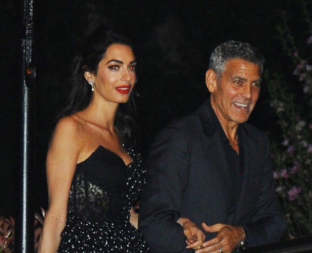 Amal Clooney vörös szőnyegre illő ruhát választott egy vacsorához!