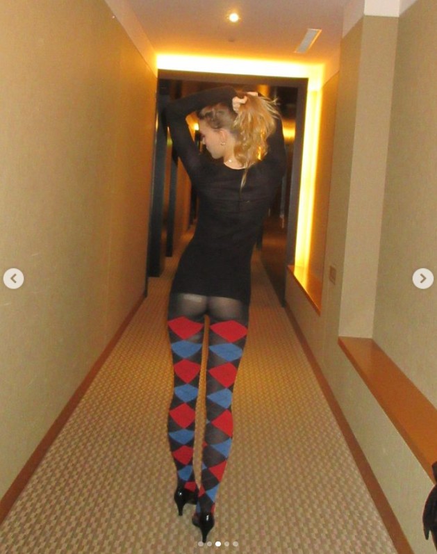 A szettje hátulról pont ugyanolyan merész, mint előröl