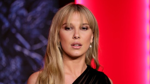 Millie Bobby Brown először posztolt fotót a kislányáról, az apukája tartja a kezében a csöppséget