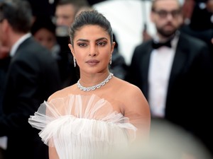 Priyanka Chopra drámai meztelenruhában tündökölt a vörös szőnyegen
