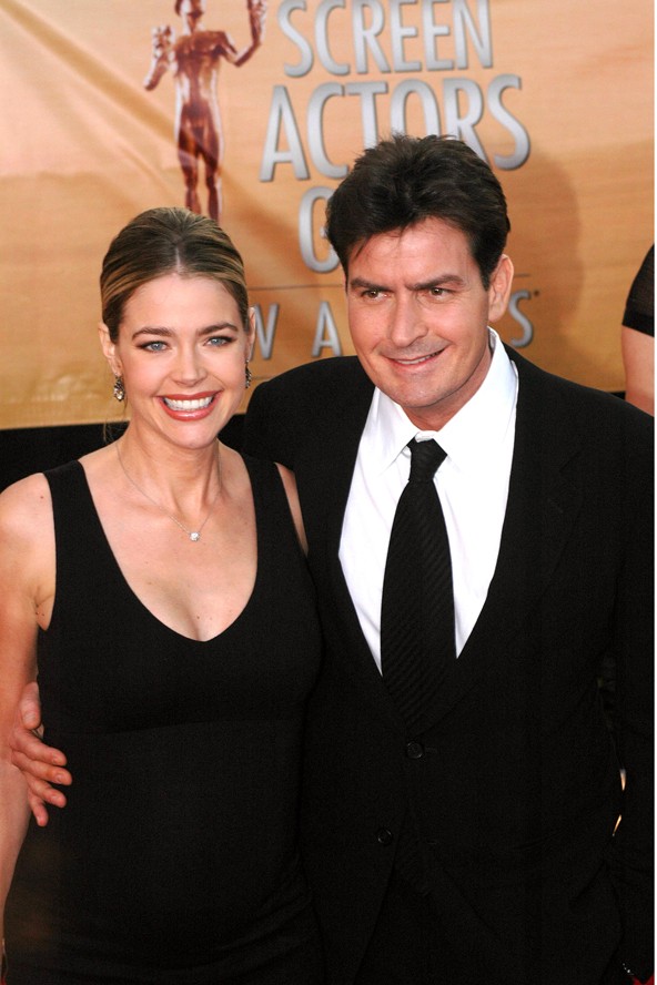 Charlie Sheen és Denise Richards. Hollywood egyik legjavíthatatlanabb színészének, Charlie Sheennek és Denise Richardsnak házassága 3 évig tartott. 2005-ben végül Richards adta be a válókeresetet Sheen alkohol-, drogproblémáira és erőszakos viselkedésére hivatkozva. 