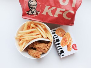 Nem csak házhoz, de hídhoz szállítást is vállal a KFC