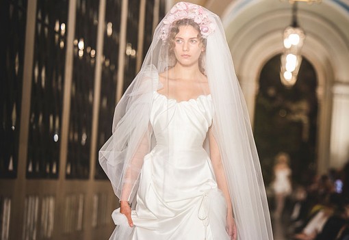 12 menyasszonyi ruha, amitől garantáltan zavarba jössz: barátkozz meg velük, mert ezek uralják majd a 2026-os trendeket