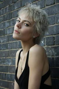 Immár, szőke, rövid hajjal.