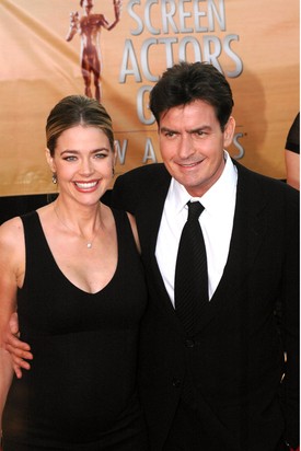Charlie Sheen és Denise Richards. Hollywood egyik legjavíthatatlanabb színészének, Charlie Sheennek és Denise Richardsnak házassága 3 évig tartott. 2005-ben végül Richards adta be a válókeresetet Sheen alkohol-, drogproblémáira és erőszakos viselkedésére hivatkozva. 
