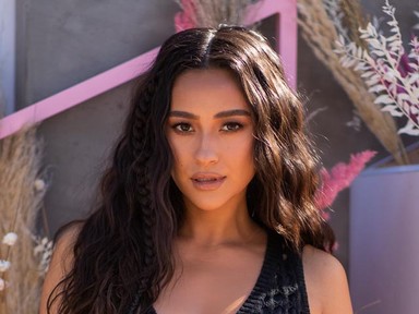 Shay Mitchell szülése utáni kockás hasát látnod kell