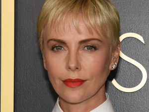 Charlize Theron klasszikus összeállítása szuper modern