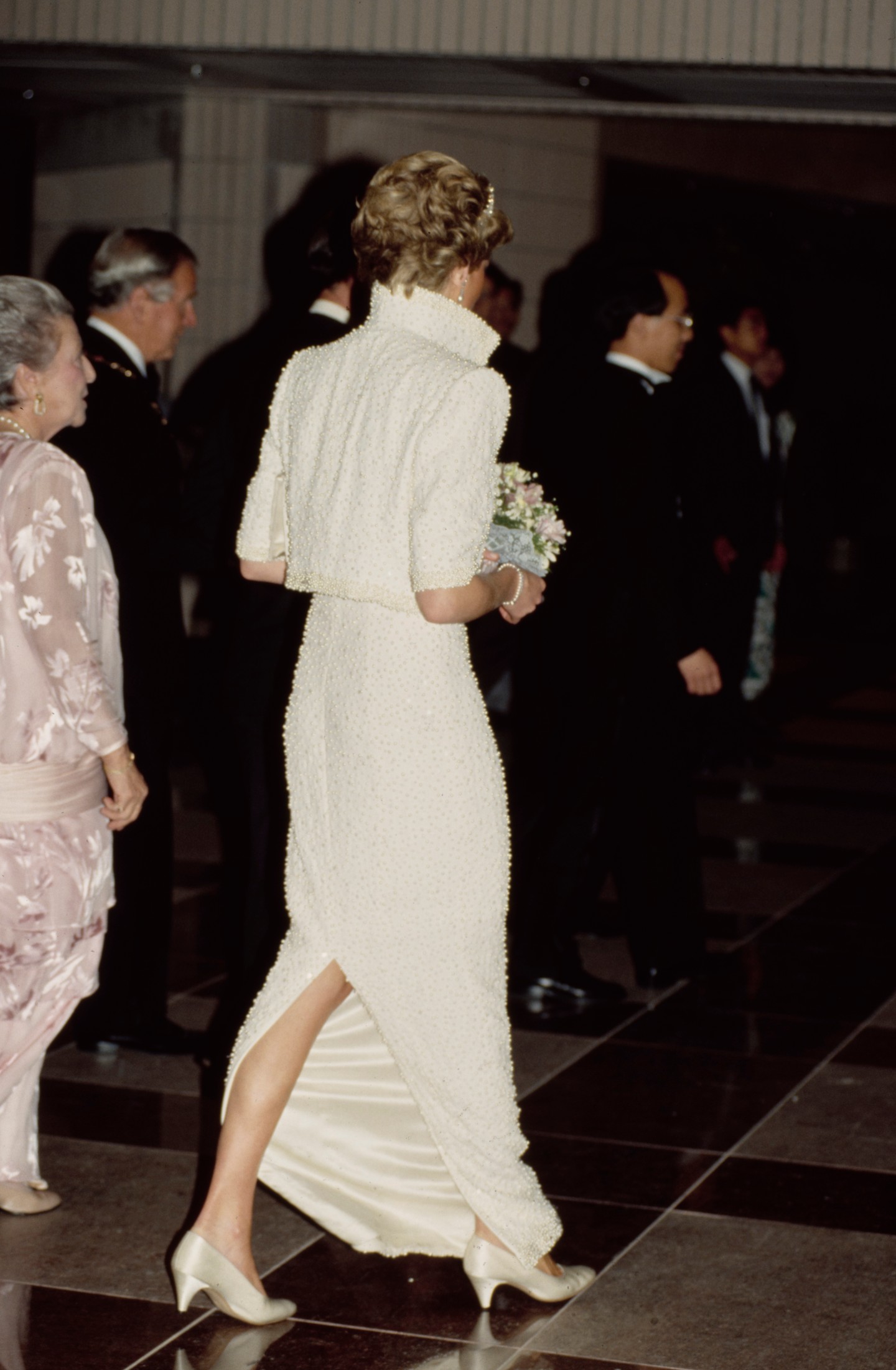 A Catherine Walker tervezte Elvis Dress ruha egyik különlegessége az, hogy mintegy 20 000 gyöngy volt rávarrva. Nem ez az egyetlen szépsége a darabnak, a hátul ízlésesen felsliccelt szoknya enyhén merésszé tette ezt a megjelenést. 