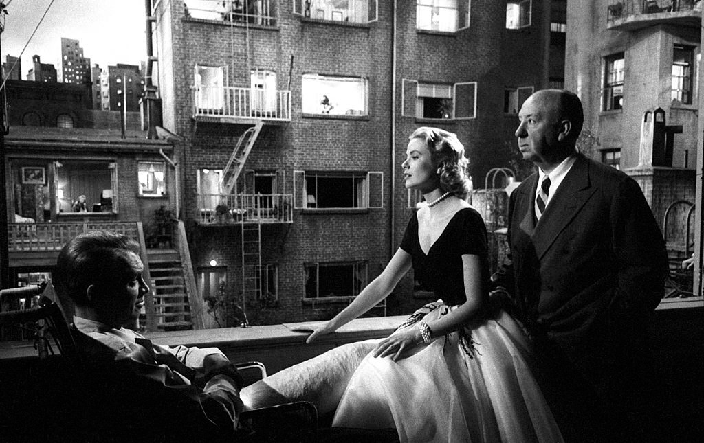 Grace Kelly és Jimmy Stewart Alfred Hitchcock rendezővel a Hátsó ablak forgatásán 1953 novemberében