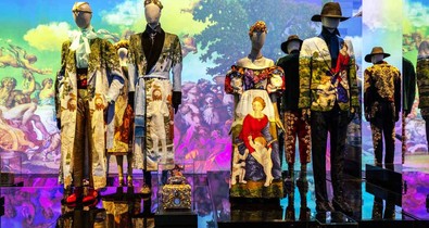 Csodás szerelmeslevél Olaszországnak: Ilyen volt a milánói Dolce&Gabbana kiállítás a kurátor szemével