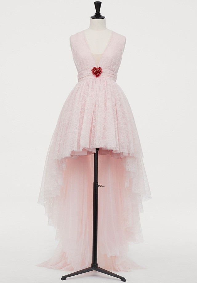 Uszályos csipkeruha - 119 995 Ft