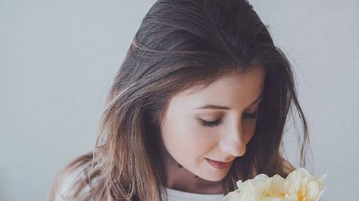 A GLAMOUR-nagykövet divatbemutatóra repült