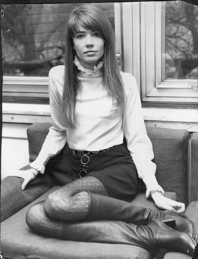 Fehér blúz és fodros gallér, Françoise Hardy védjegyes stílusa