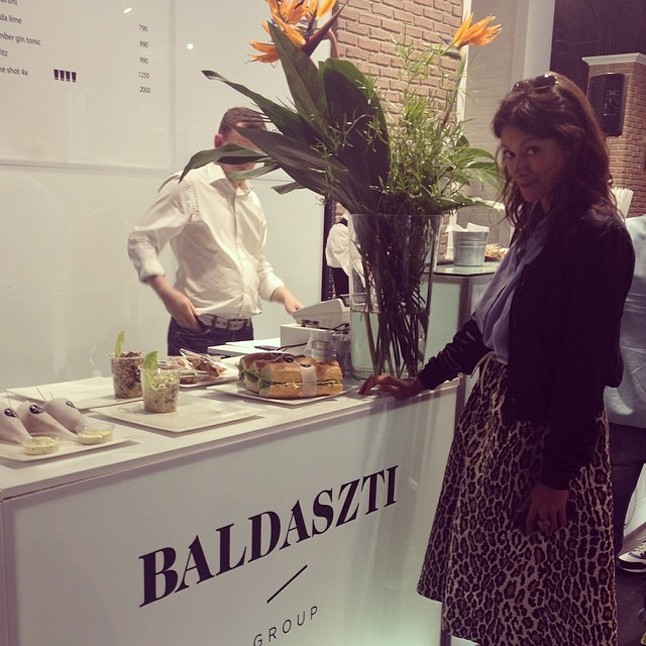 Az éhes pocakok és szomjas szájak karbantartásáról ismét a Baldaszti gondoskodott. Itt éppen Fehér Barbit láthatjuk Nanushkában.