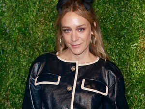 Magyar tervező merész ruhájában pózolt a népszerű amerikai sorozatsztár