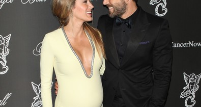 Szerelmes tekintetek: a várandós Blake Lively mély dekoltázzsal férje oldalán