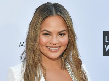 Chrissy Teigen 9 hónapos terhesen is megtalálja a legfeszülősebb ruhát, és über szexi!