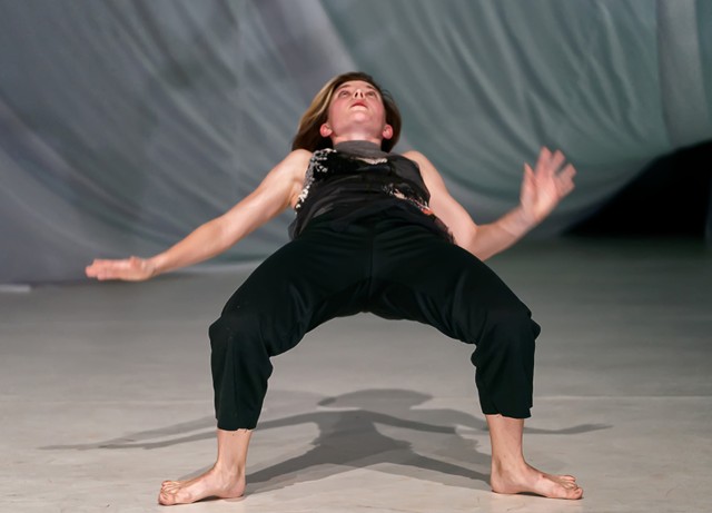 A szülés élményét idézi fel teljes őszinteséggel a Tünet Együttes új produkciója!