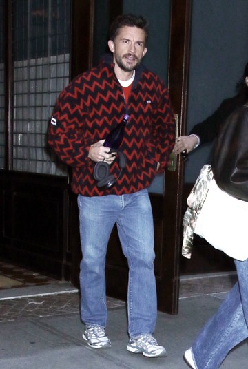 Jonathan Bailey 2025. november 18-án New Yorkban tűnt fel egy egészen hétköznapi szettben. A Bridgerton-sorozatban Anthony Bridgertont alakító színész egy piros-fekete mintás dzsekit, farmert és sportcipőt viselt. A kezében fejhallgatót tartva láthatóan egy nyugodt pillanatban kapták lencsevégre a városban.