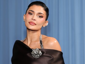 Kylie Jenner Timothée Chalamet nélkül, pucérruhában érkezett a Met-gálára