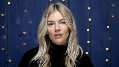 Sienna Miller merészen kivágott ruhában mutatta meg kerekedő pocakját