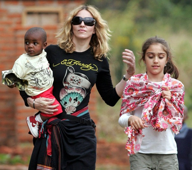 Madonna Malawiban, gyerekek, Ed Hardy póló