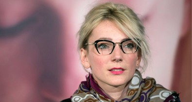 Borbély Alexandra merészen kivágott ruhában hódít