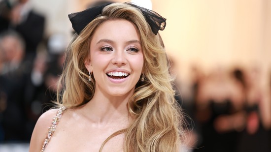 Sydney Sweeney ruhája a kis fekete és a meztelenruha szerelemgyereke