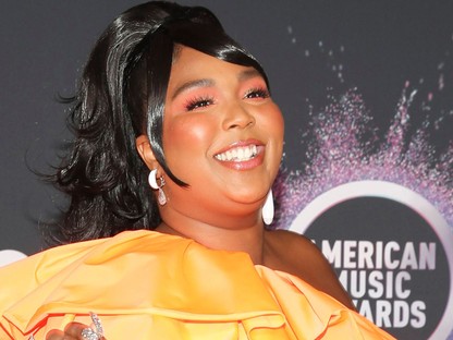 Lizzo a világ legkisebb táskáját vitte magával a vörös szőnyegre