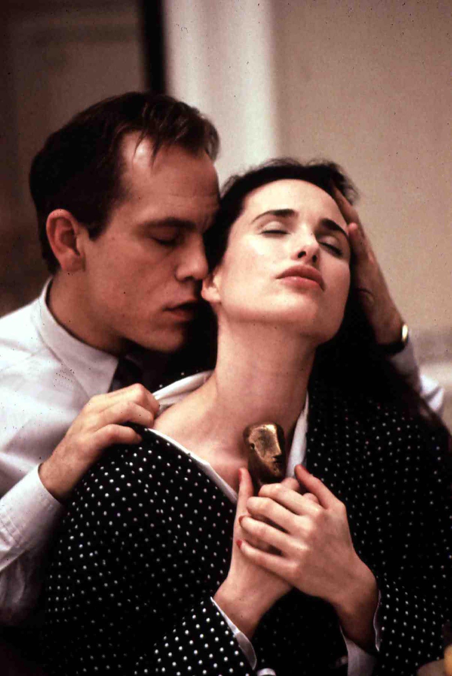 Az intellektuális erotika csúcsa (1991): A Fedezetlen szerelem című romantikus bűnügyi vígjátékban John Malkovich ismét megmutatta, miért volt korának egyik legattraktívabb csábítója. A lenyűgöző Andie MacDowell oldalán egy olyan felső tízezerbeli, anyagilag megszorult házaspárt alakítanak, akiknek a drága műtárgyaik mellett az egymás iránti szenvedélyük a legnagyobb fegyverük. 