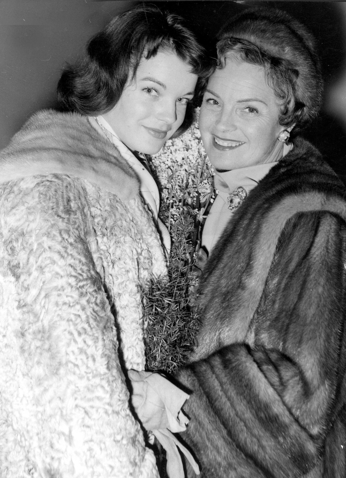 Ez az anya-lánya fotó pedig 1958-ban készült róluk. Elképesztő, mennyire hasonlítottak egymásra!